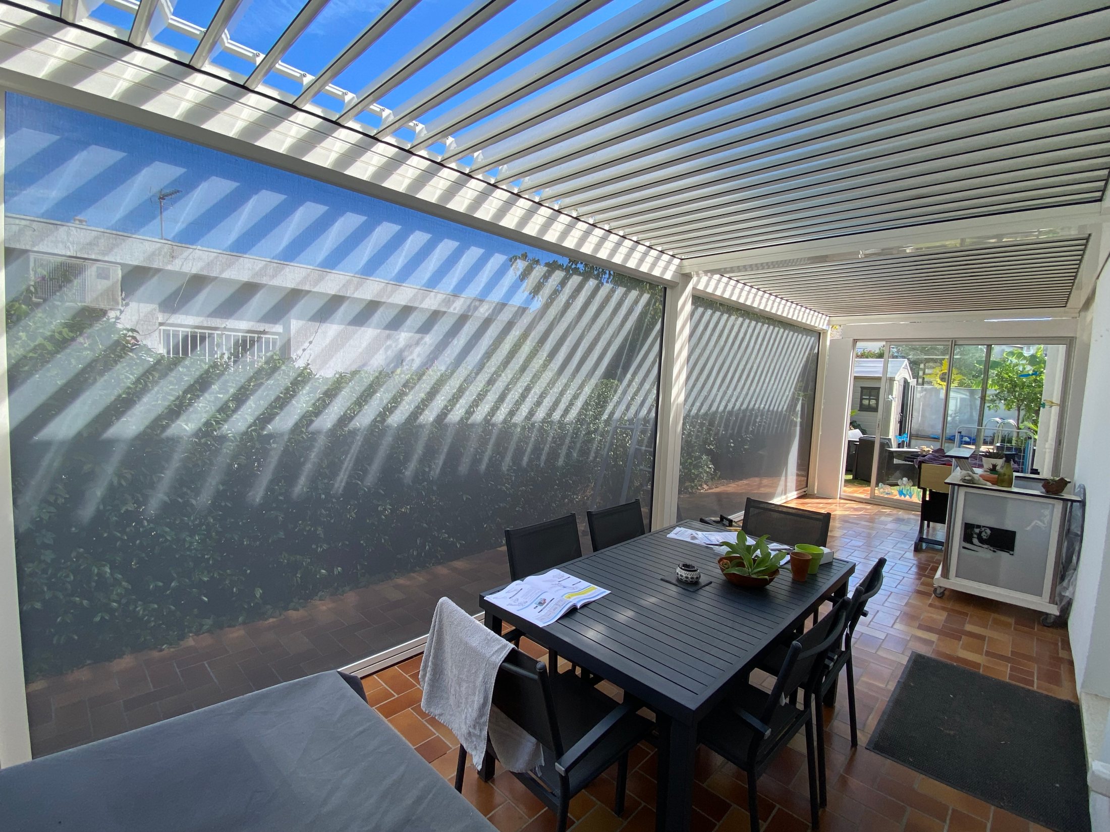 Installation d’une pergola à deux modules avec stores ZIP à La Calmette.